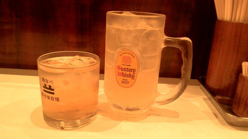 博多祇園鐵鍋煎餃的啤酒與梅酒